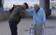 Sobreviviente del Holocausto se encuentra con el soldado que lo liberó